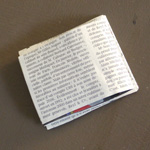 Découper le papier journal au format rectangulaire
